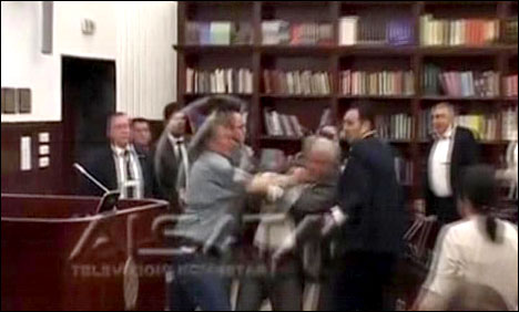 مقدونیا کی پارلیمنٹ میں بجٹ پربحث کے دوران لڑائی