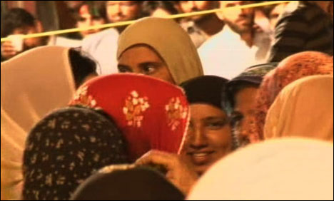 عمران خان کی بہنوں کی عوامی تحریک کے دھرنے میں آمد