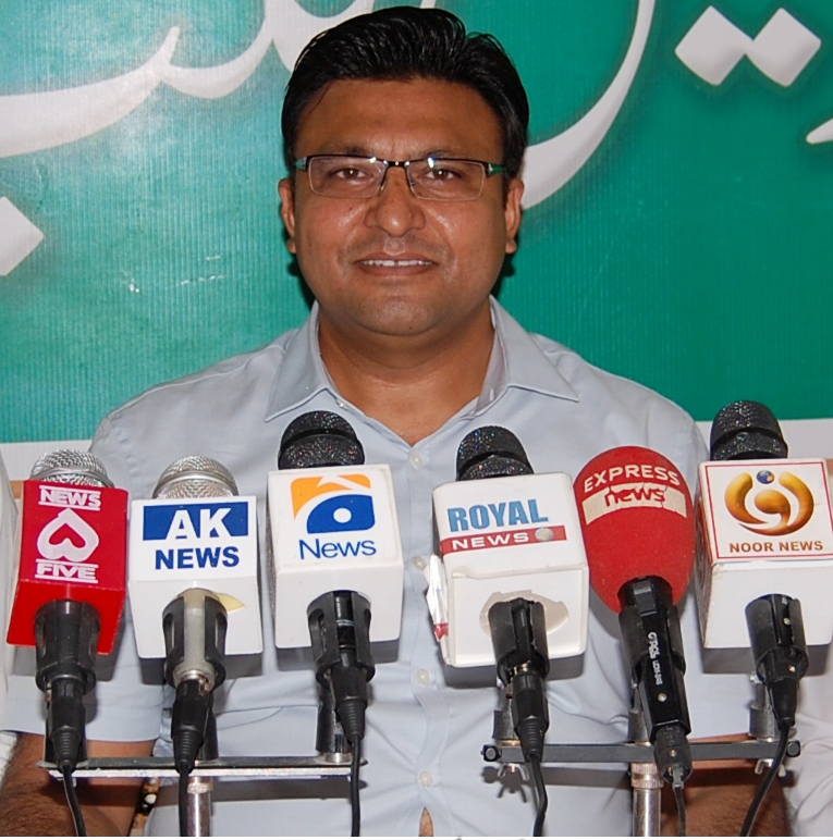 بھمبر: پی ایم ایل این یورپ کے جنرل سیکرٹری نعیم چوہدری میٹ دی پریس میں اظہار خیال کرتے ہوئے۔