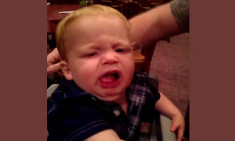 لیموں کا ذائقہ چکھنے والے ننھے میاں کے دلچسپ تاثرات