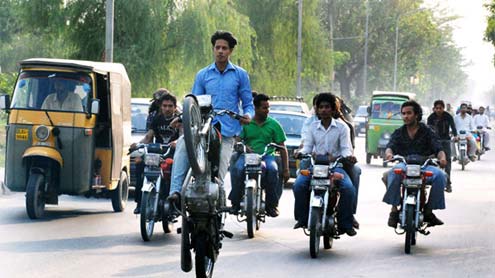 اہم شاہراؤں پر منچلوں کی ون ویلنگ جاری، 7 نوجوان شدید زخمی