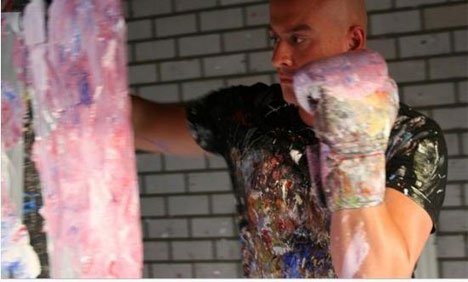 گھونسوں کے ذریعے پینٹنگ بنانے والا ماہر آرٹسٹ