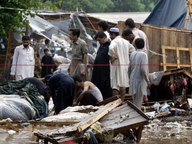 پشاور میں موسلا دھار بارش سے مختلف حادثات میں  9  افراد جاں بحق،  40  سے زائد زخمی