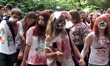 سینٹ پیٹرزبرگ : خوفناک بلائوں کا روپ دھارے لوگ سڑکوں پر آگئے