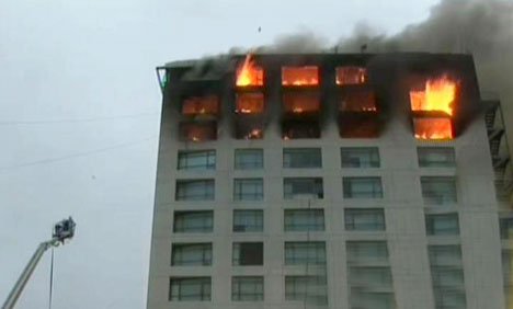 کراچی:آئی آئی چندریگر روڈ پر نجی بینک میں آگ لگ گئی