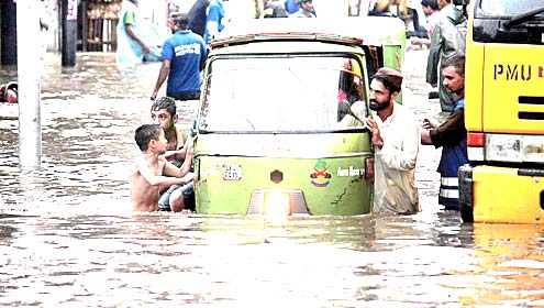 بارش : واسا کی کارکردگی کا پول کھل گیا , شہر کی سڑکیں تالاب کا منظر پیش کرتی رہیں‌