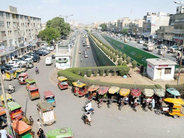 لیاقت آباد میں غیر قانونی رکشا اسٹینڈز سے ٹریفک جام ہونے لگا، سڑکوں پر تجاوزات قائم