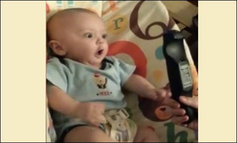 ریموٹ کنٹرول دیکھ کر ننھے میاں کے جوش کا عالم عروج پر