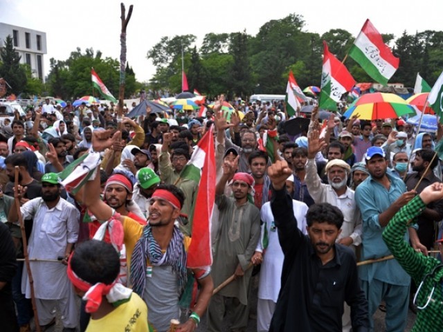 انقلاب مارچ کے شرکا کی پارلیمنٹ کے بعد وزیراعظم ہاؤس کی جانب پیش قدمی