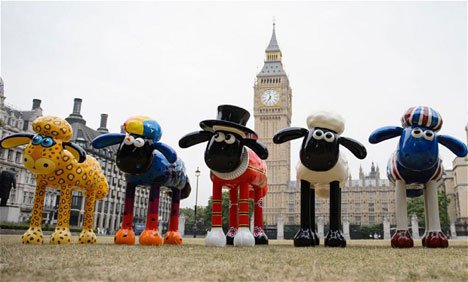 لندن اور برسٹل کی اہم شاہراہوں پر رنگ برنگی بھیڑوں کا ڈیرا