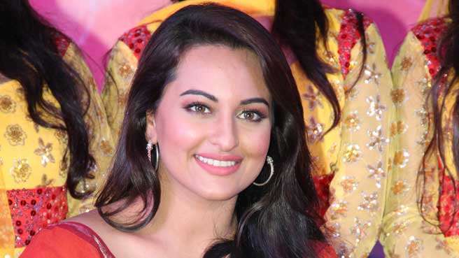 رجنی کانت  اور سوناکشی کی پہلی فلم ’لنگا‘ کے پہلے موشن پوسٹر کی ویڈیو