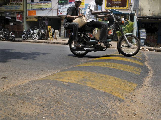 انوکھی واردات سڑکوں‌ پر نصب آہنی سپیڈ بریکرز اور آئی کیٹس بھی چوری ہونے لگے