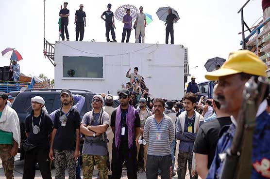 تحریک انصاف اور عوامی تحریک نے پارلیمنٹ ہائوس میں شامیانے لگا لئے