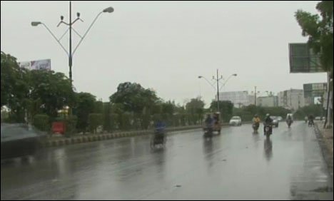 کراچی: بارش نے انتظامیہ کی تیاریوں کا پول کھول دیا، 8  افراد جاںبحق