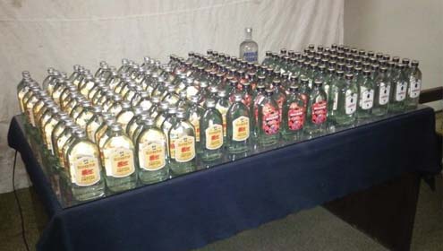 3 ملزمان گرفتار، شراب وچرس برآمد