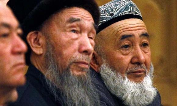 سنکیانگ: باریش مردوں اور حجاب کرنے والی خواتین پر روک ٹوک