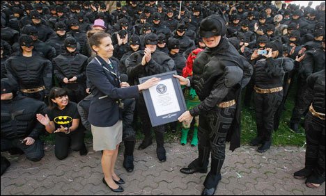 کینیڈا، کیلگری میں 542 بیٹ مین اکٹھے ہوئے، عالمی ریکارڈ بنا دیا