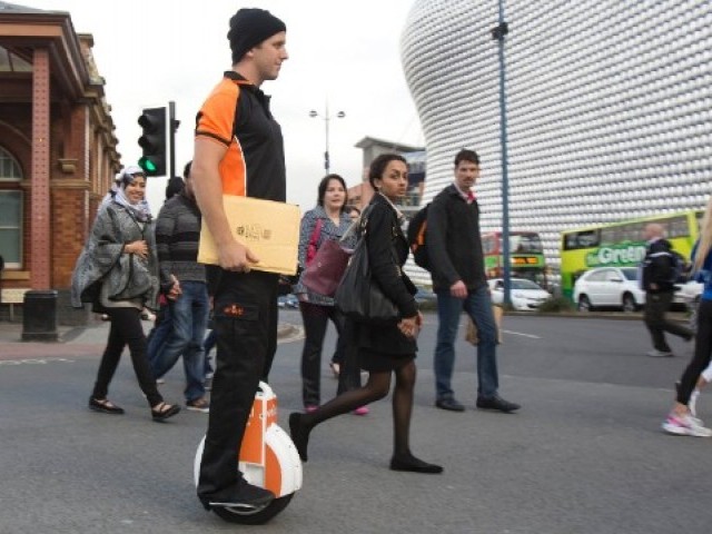 نہ پیٹرول اورنہ ہی آواز؛ لطف اٹھایئے ایک پہیے والی بائیک کا