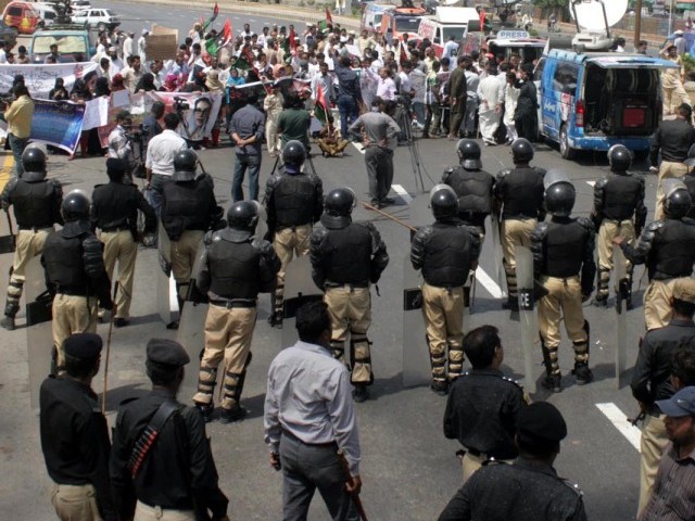 کراچی میں بلاول ہاؤس کے باہر پولیس کے لاٹھی چارج سے متعدد اساتذہ زخمی، درجنوں گرفتار