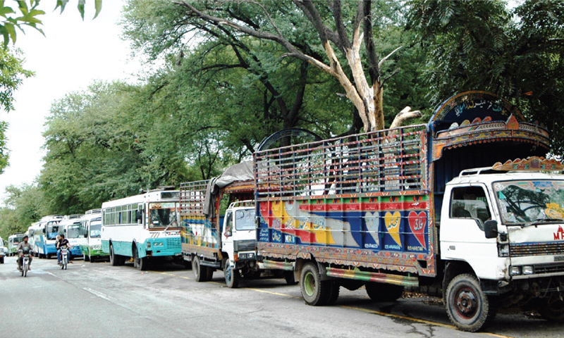 انقلابیوں کو لانے والے بس ڈرائیورز کا تحمل ختم ہونے لگا