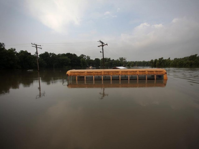 بھارت میں مسافر بس ڈیم کی جھیل میں گرنے سے 12 افراد ہلاک، متعدد لاپتہ