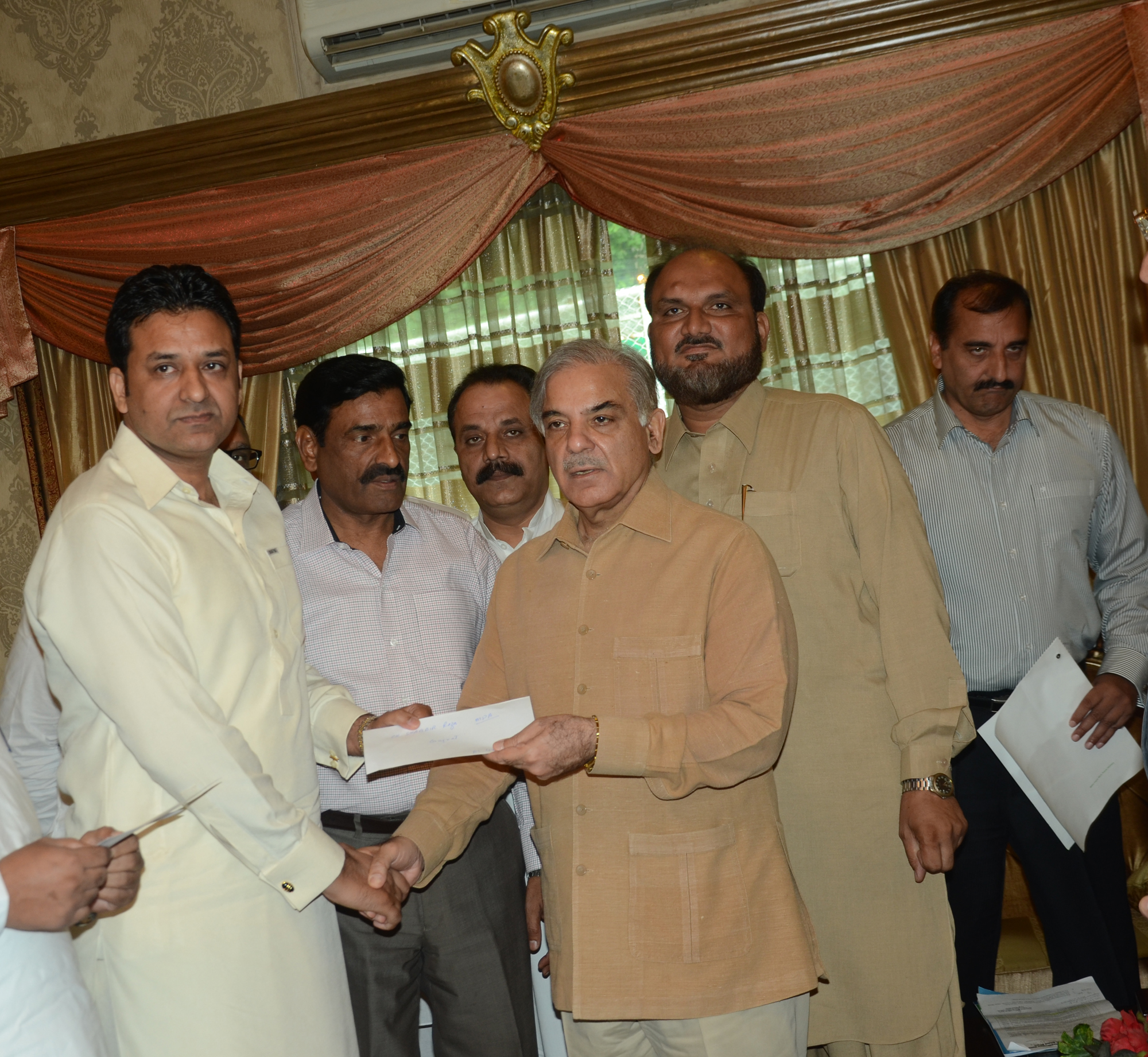 ایم پی اے چوہدری شبیر احمد کوٹلہ وزیراعلی پنجاب میاں شہباز شریف کو آئی ڈی پیز کیلئے امدادی چیک دے رہے ہیں