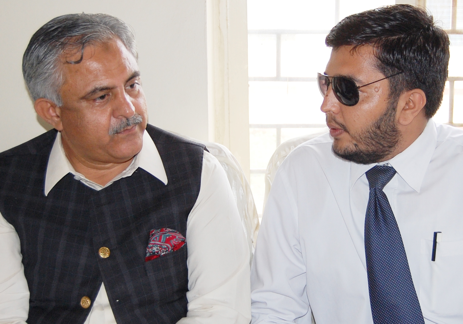 بھمبر: صدر پیپلز لائرز فورم چوہدری ضیاالرحمن ایڈووکیٹ وزیر حکومت  چوہدری پرویز اشرف سے محو گفتگو۔