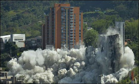 کولمبیا: مخدوش عمارت کو دھماکا خیز مواد سے گرادیا گیا