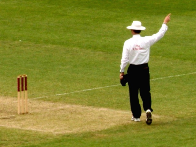 انگلینڈ میں مذہبی عقائد کی بنیاد پر کرکٹ امپائر پر ایک میچ کی پابندی عائد