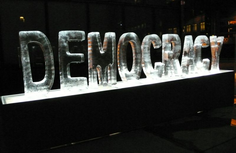 جمہوریت کیا ہے ؟ بے علم سیاست دان