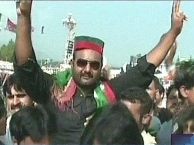 نوسر باز نے جعلی پولیس افسر بن کر تحریک انصاف کو بے وقوف بنا دیا