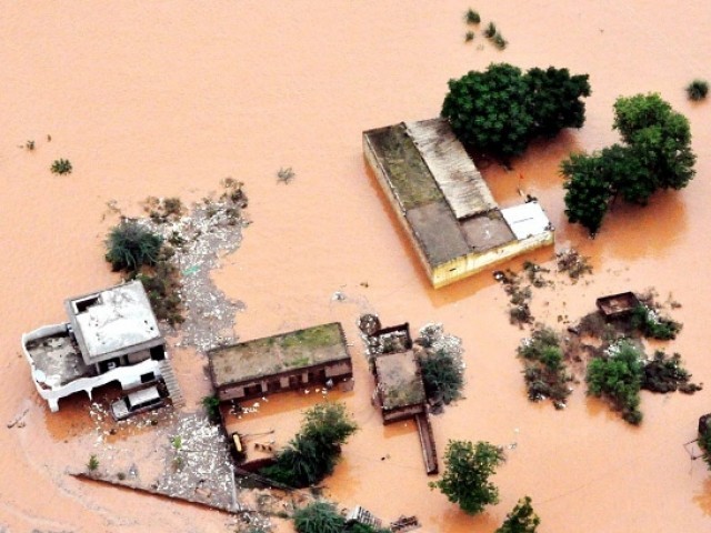 پنجاب میں طوفانی دریاؤں کے بعد سیلاب سے ہزاروں ایکڑ زمین زیر آب آ گئی، ہزاروں لوگ بے گھر