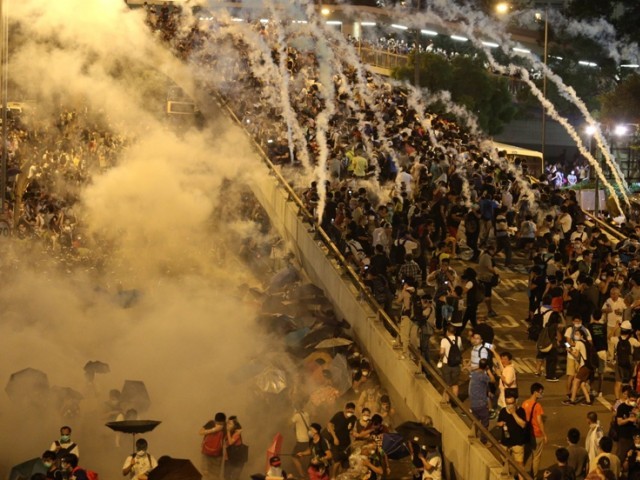 ہانگ کانگ میں پولیس اور جمہوریت کے حامی طلبا میں جھڑپوں کے دوران متعدد افراد زخمی