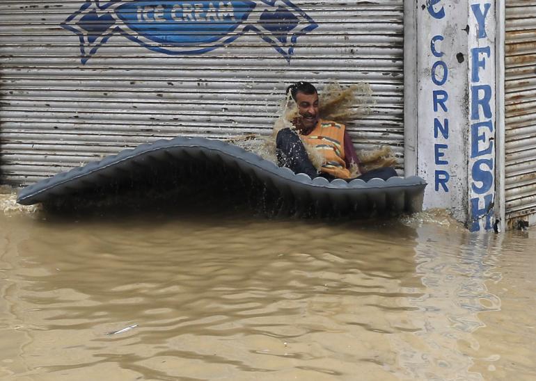 مقبوضہ کشمیر کے سیلاب متاثرین کی مشکلات