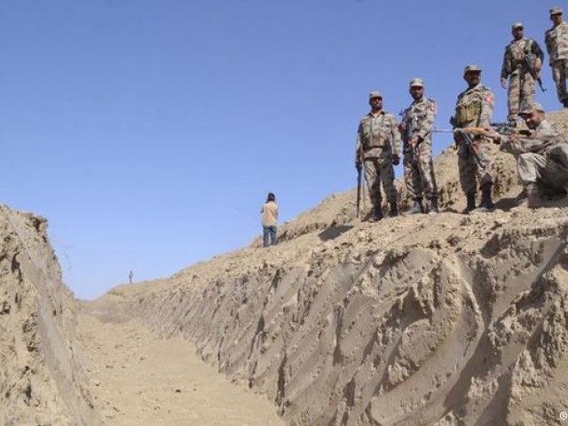 دہشتگردی اور غیر قانونی نقل و حرکت روکنے کیلئے پاک افغان سرحد پر خندق کھودنے کا کام جاری