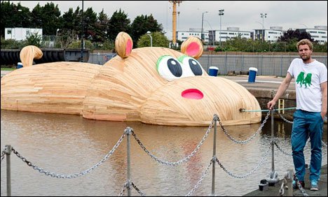 لندن کے دریائے تھیمز میں دیو ہیکل دریائی گھوڑا آگیا