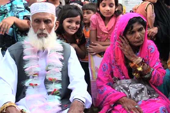 گجرات: سیلاب سے بے گھر ہونیوالے ضعیف العمر جوڑے نے شادی رچا لی