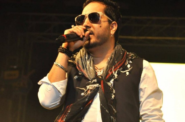 میکا سنگھ کا امیتابھ بچن کیلئے ہیرے کی انگوٹھی کا تحفہ