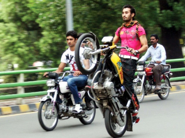 پابندی کے باوجود  ون ویلنگ جاری 5 نوجوان زخمی پولیس نذرانوں پر خوش