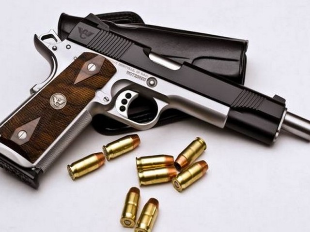 لاہور ہائیکورٹ کے احاطے سے خاتون کے سامان سے پستول اور گولیاں برآمد