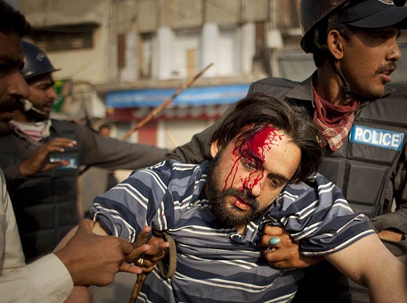 جب سکھر میں پولیس افسر گدھا گاڑی والے پر تشدد کرے؟