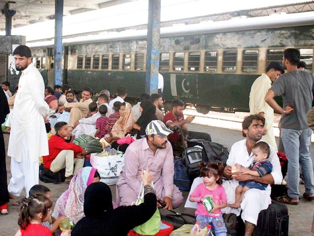 واجبات کی عدم ادائیگی پر 250 ٹرین ڈرائیوروں کا احتجاج، 3 ٹرینوں کی آمد ورفت متاثر