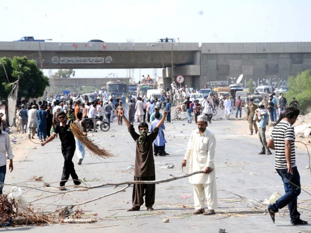 بجلی کے ستائے مکینوں کا احتجاج، ٹریفک جام کے دوران شہری لٹ گئے