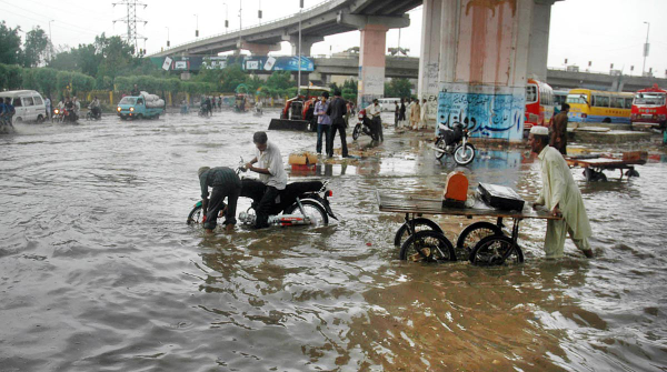 لاہور اور نواحی علاقوں میں تیز اور ہلکی بارش، نشیبی علاقے زیر آب