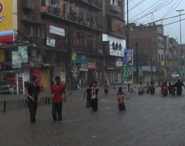لاہور میں بارش سے تباہی، چھتیں گرنے سے 8  افراد جاں بحق