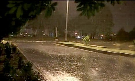 اسلام آباد میں تیز بارش ،دھرنے کے شرکا پریشان، کچھ خیمے اکھڑ گئے