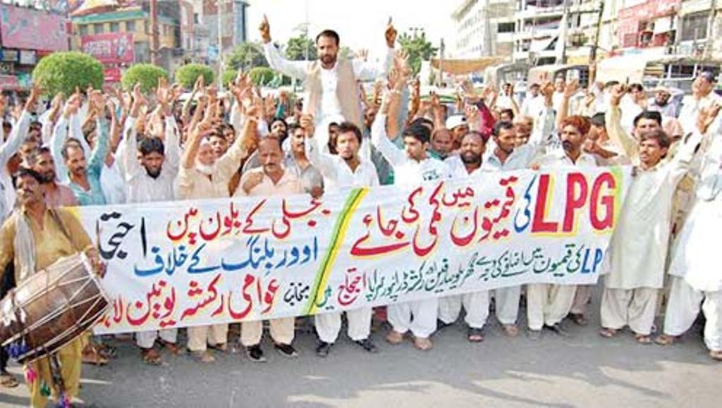 مطالبات تسلیم نہ ہونے پر یونین کا رکشے جلانے کا اعلان