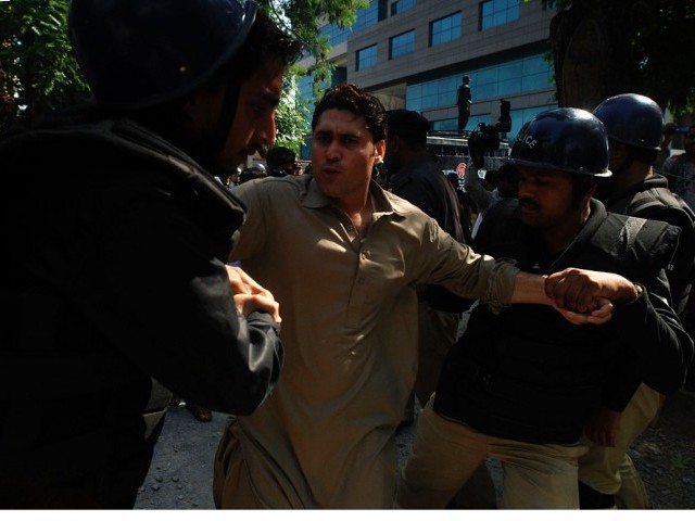 دھرنوں سے لوٹنے والوں کی پکڑ دھکڑ، عام شہری بھی گرفتار