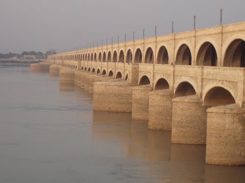 سکھر بیراج پر پانی کی سطح بلند، کچے کے درجنوں دیہات زیر آب
