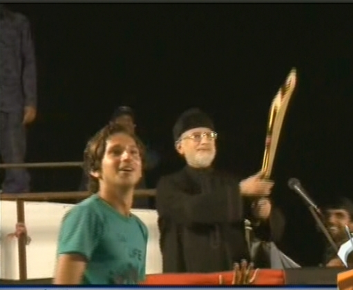 طاہر القادری نے دھرنے کے اسٹیج پر اپنی ہی گیند پر چھکا دے مارا